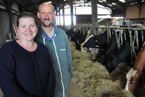 un couple devant leurs vaches