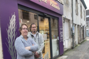 Un couple devant sa boulangerie