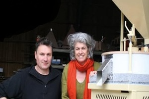 un couple devant son pressoir