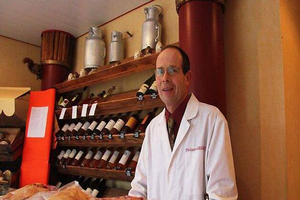 Un producteur de canard dans son magasin