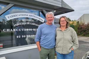 un couple devant sa vitrine