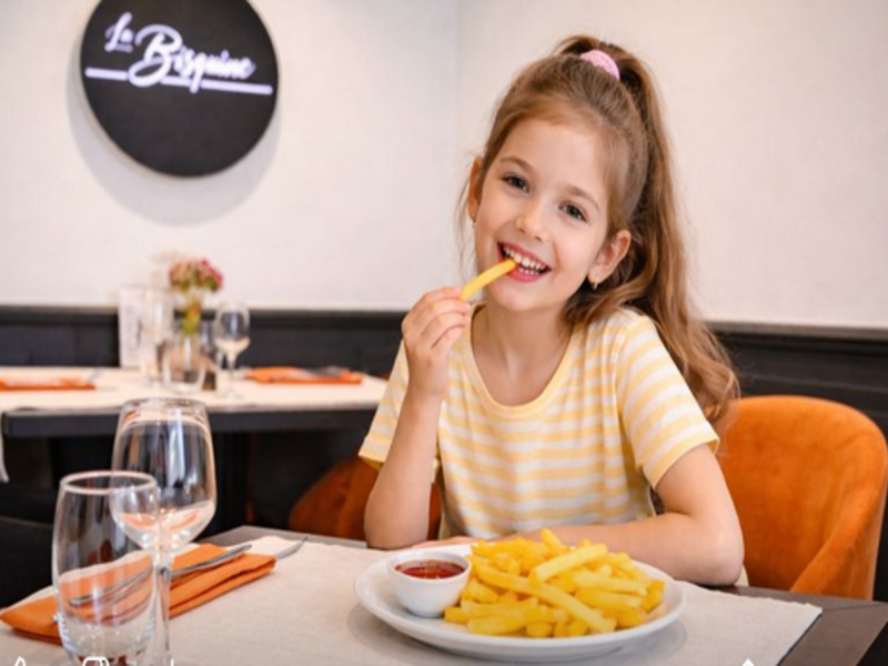 une fillette mangeant des frites