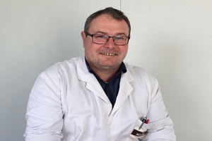 M. Kervarrec dans sa blouse blanche